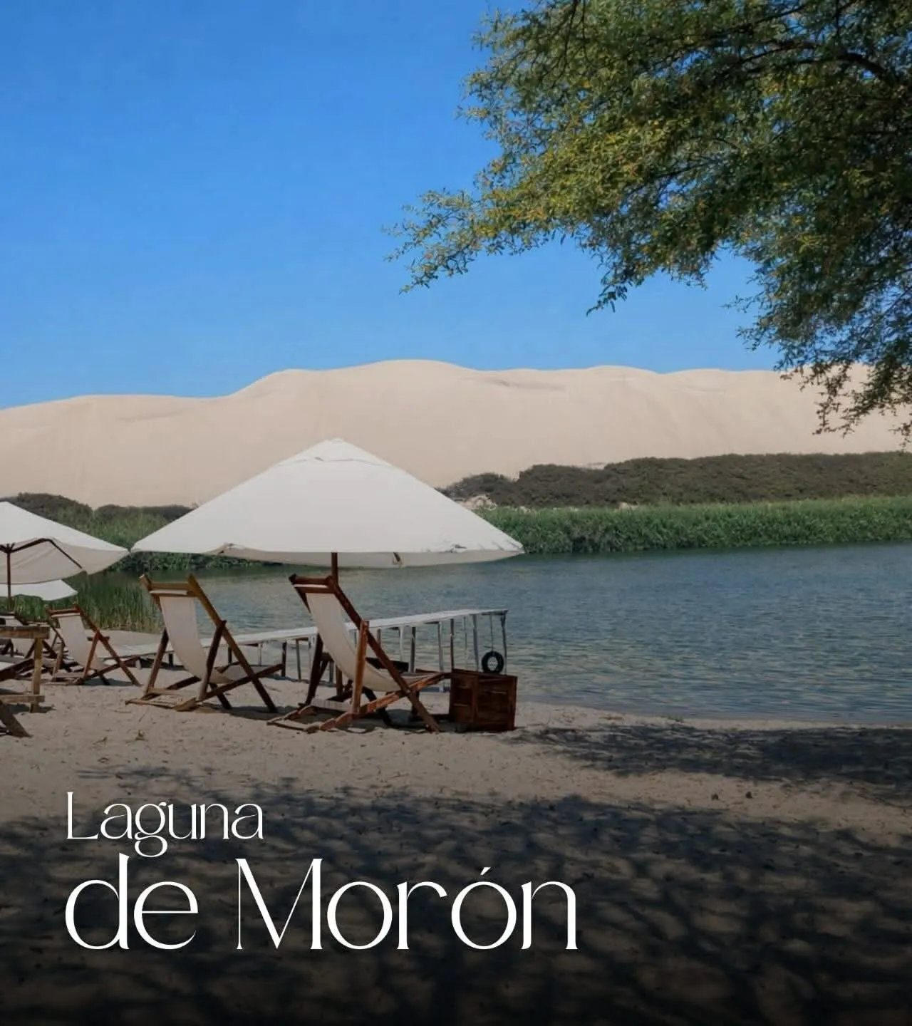 Laguna de Morón, oasis de aguas cristalinas rodeado de dunas de arena en Paracas