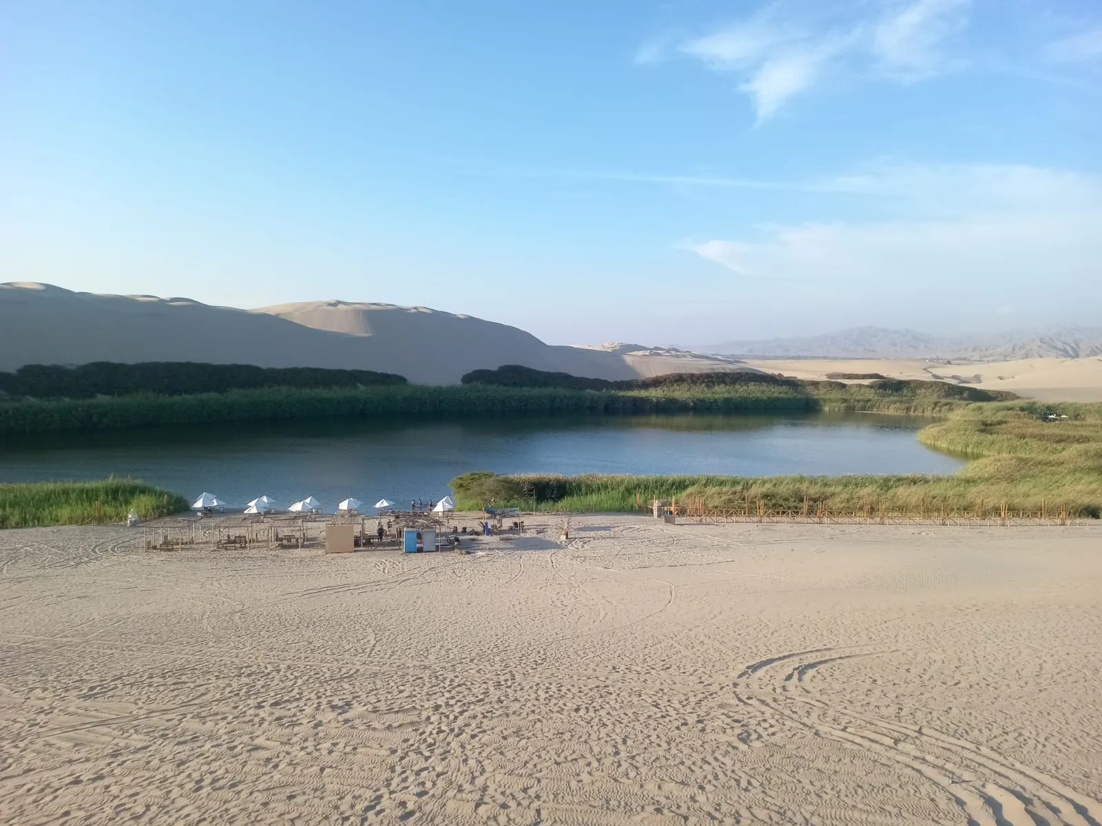 Oasis de Huacachina en medio del desierto de dunas gigantes en Ica