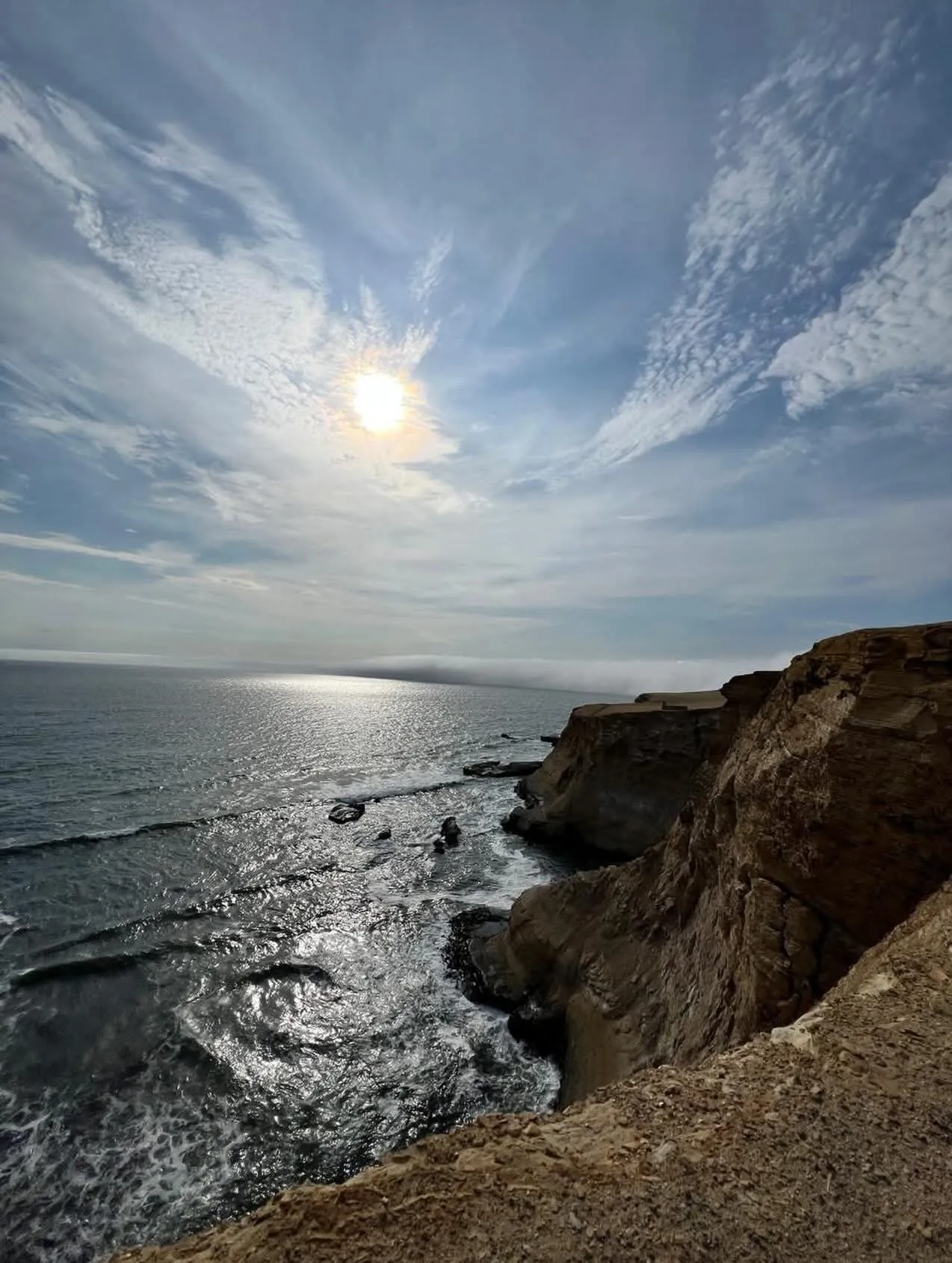 Acantilados rocosos y mar de la Reserva de Paracas