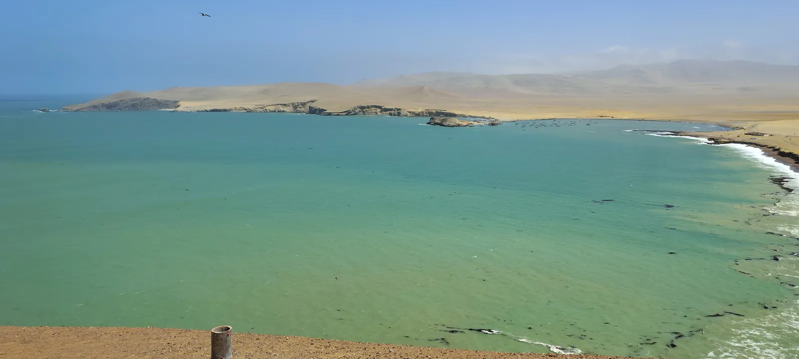 Playa La Mina con mar turquesa y arena dorada en la Reserva Nacional de Paracas